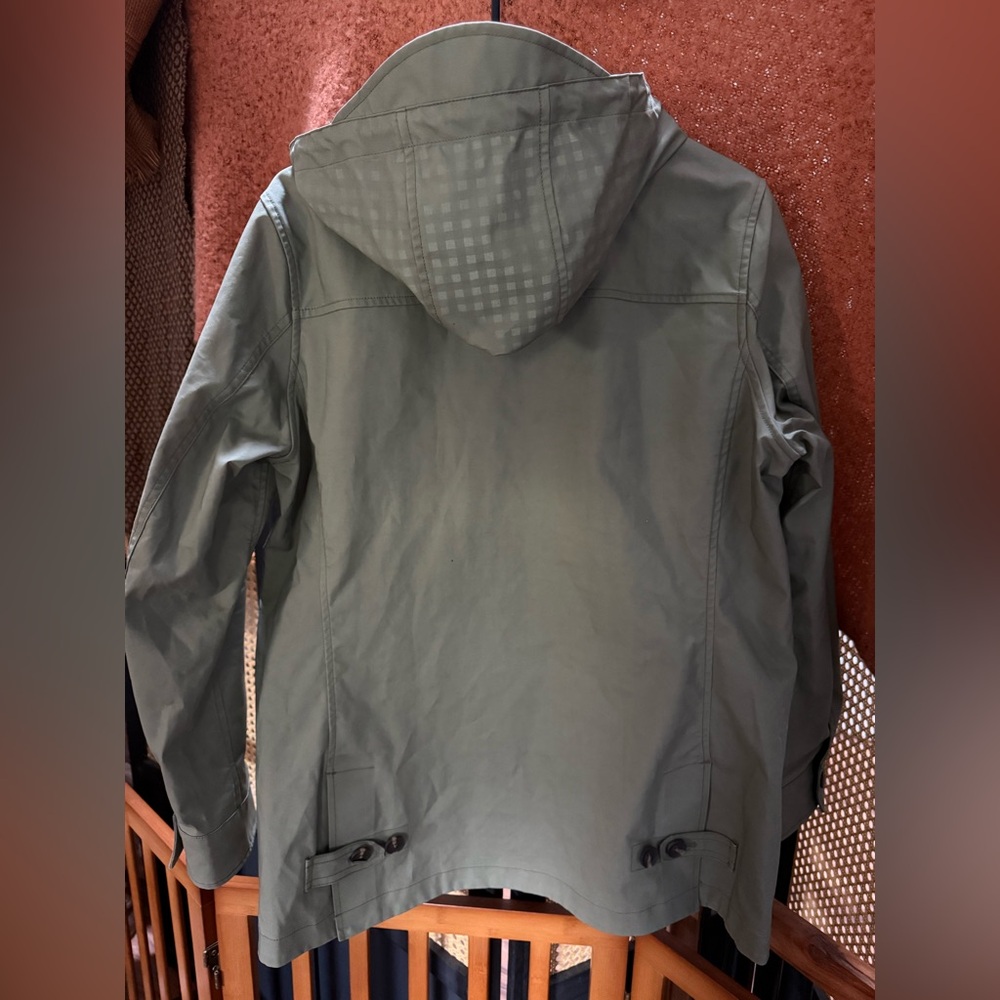 This is a green Vineyard Vines spring anorak rain jacket with a gingham lining - Picture 3 of 4